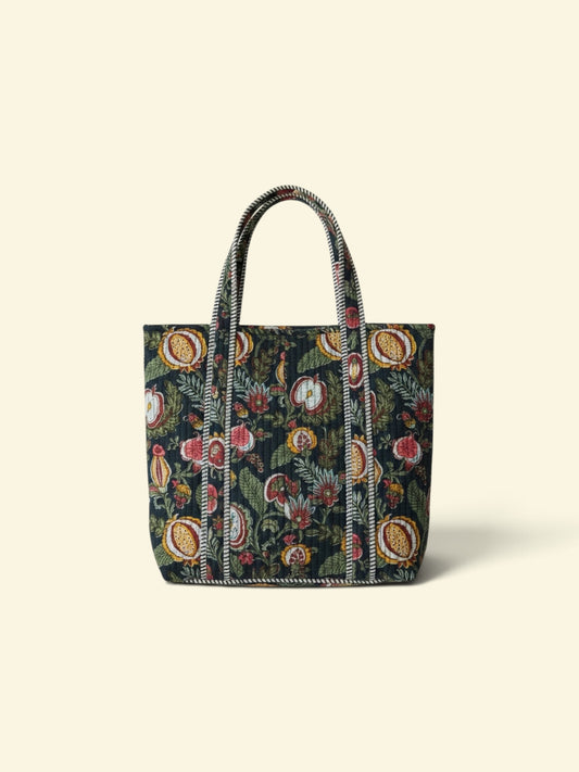 Tote negra con frutas