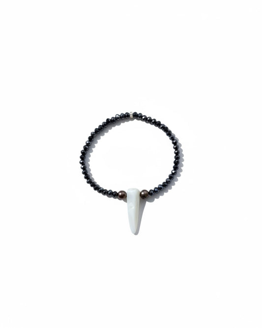Brazalete con charm de pico de concha