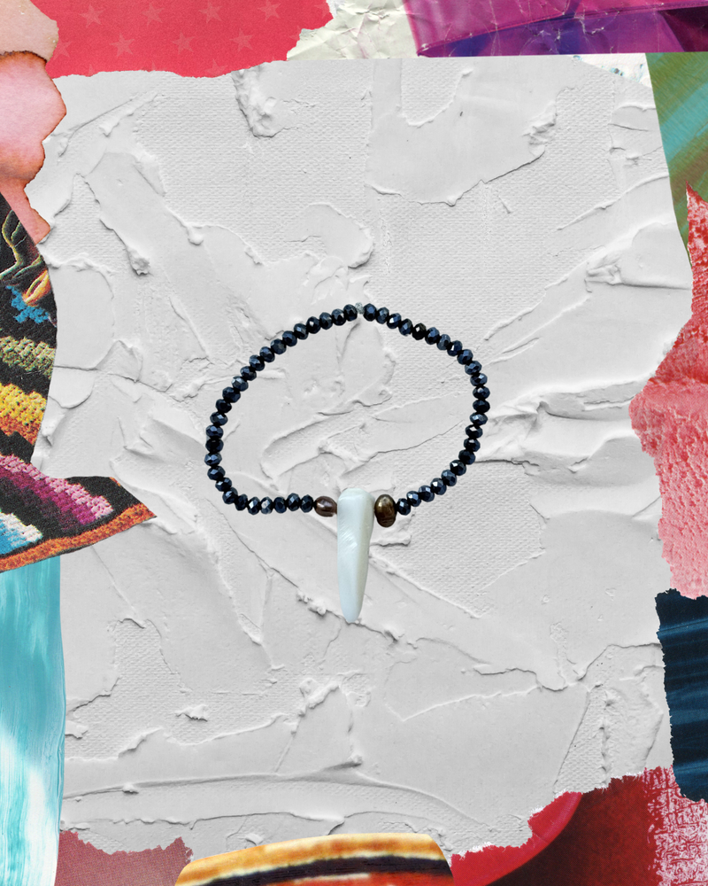 Brazalete con charm de pico de concha