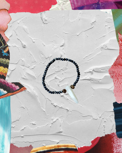 Brazalete con charm de pico de concha