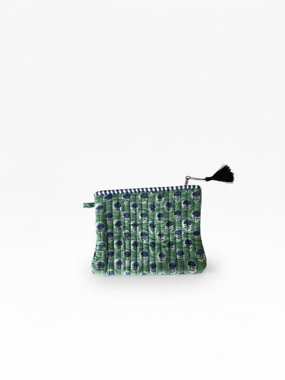 Sobre verde con flores azules