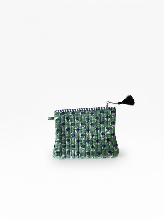 Sobre verde con flores azules