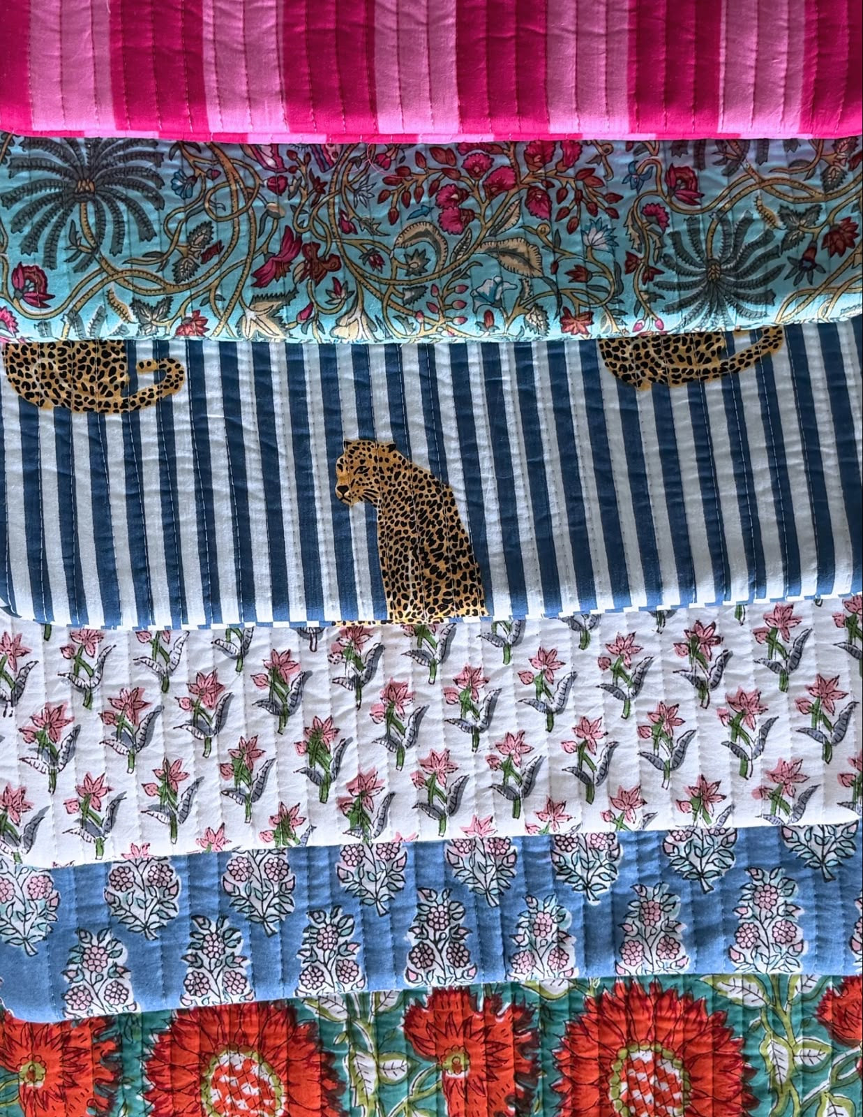 Tote azul con botas vaqueras