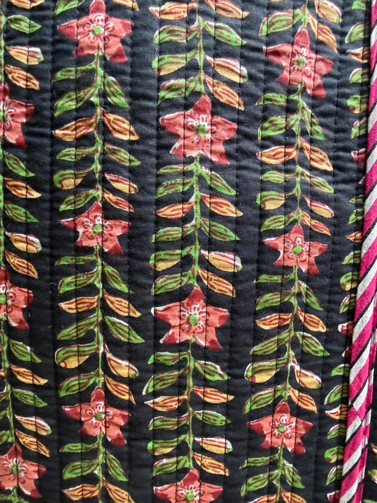 Tote negra con flores