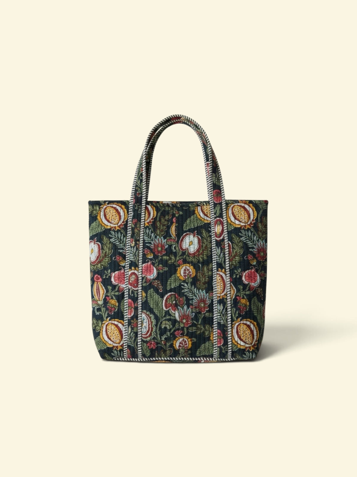 Tote negra con frutas