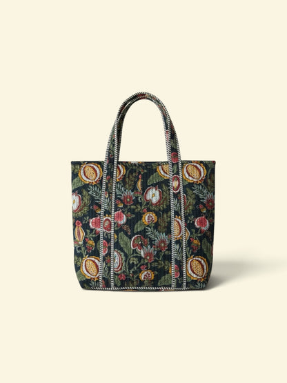 Tote negra con frutas